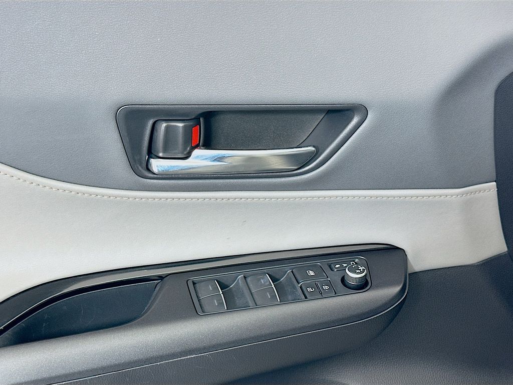 Thumbnail: 2023 Toyota Venza - 17