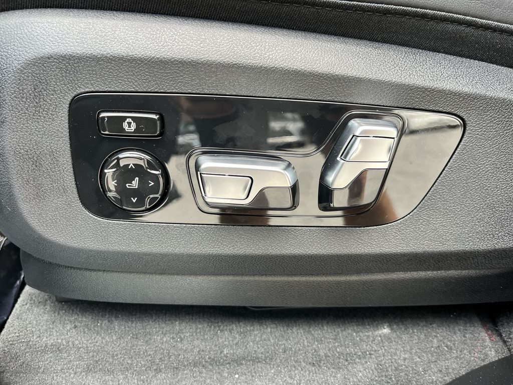 Thumbnail: 2026 BMW X7 - 12