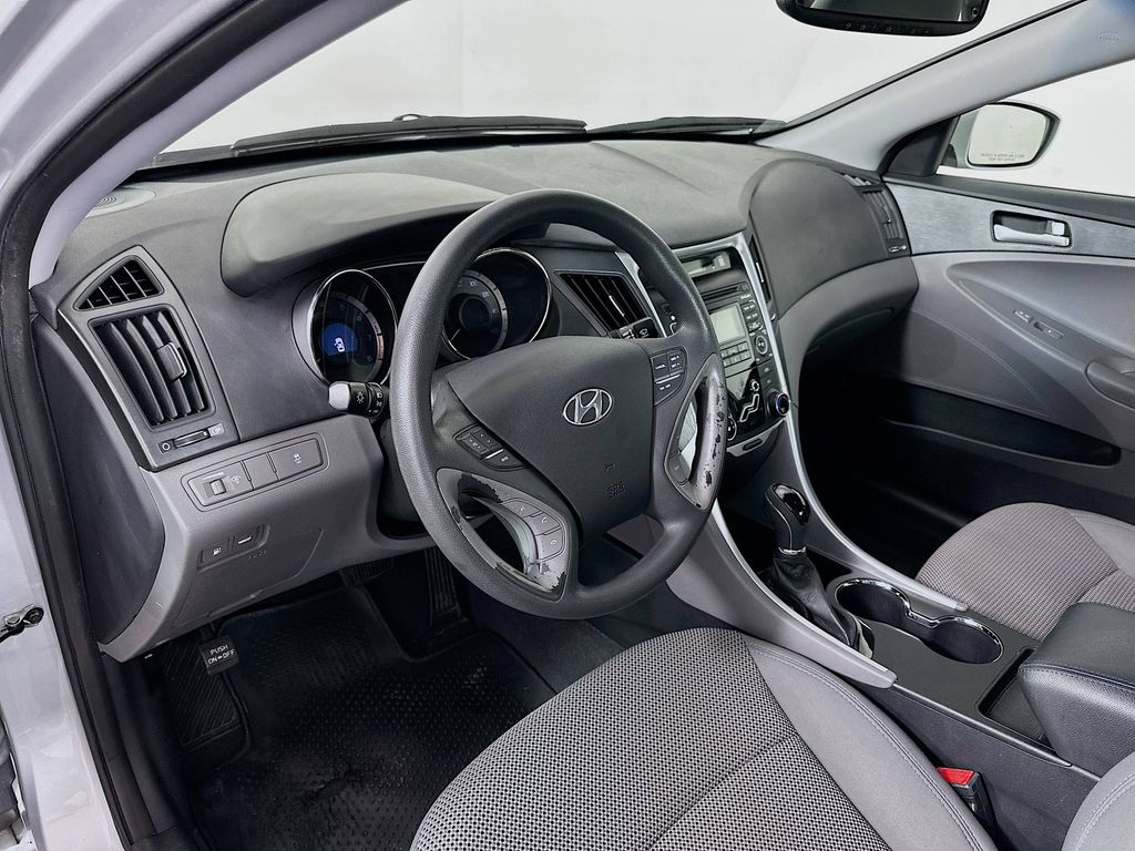 Thumbnail: 2011 Hyundai Sonata - 9