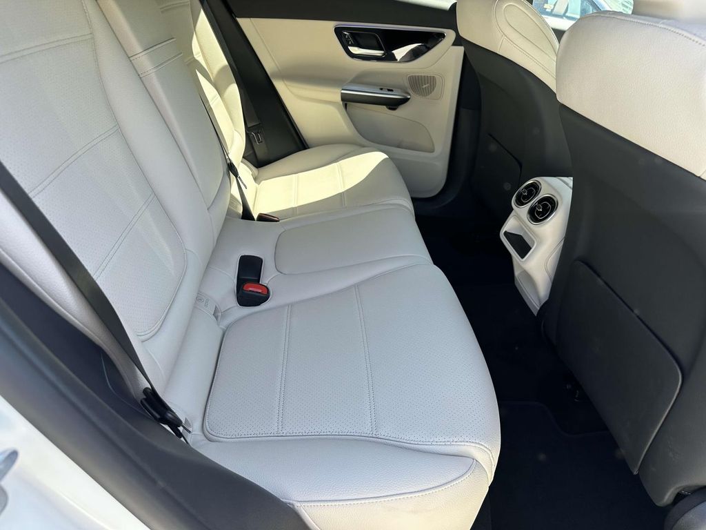 2025 Mercedes-Benz GLC 300 12