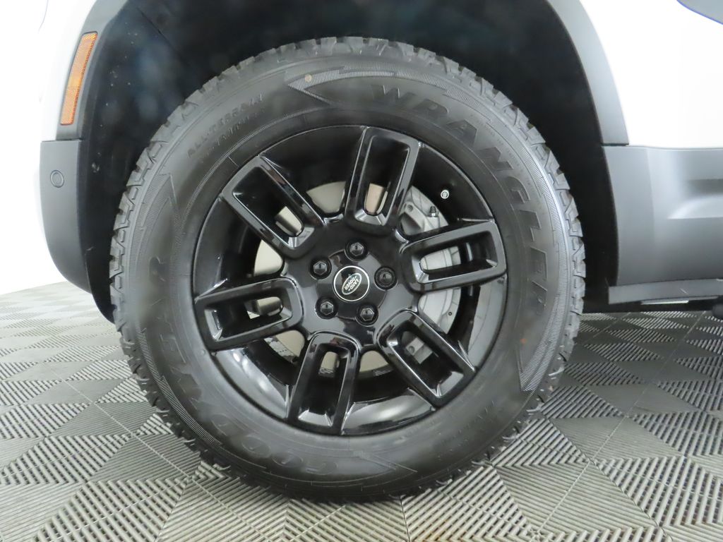 2025 Land Rover Defender 110 32