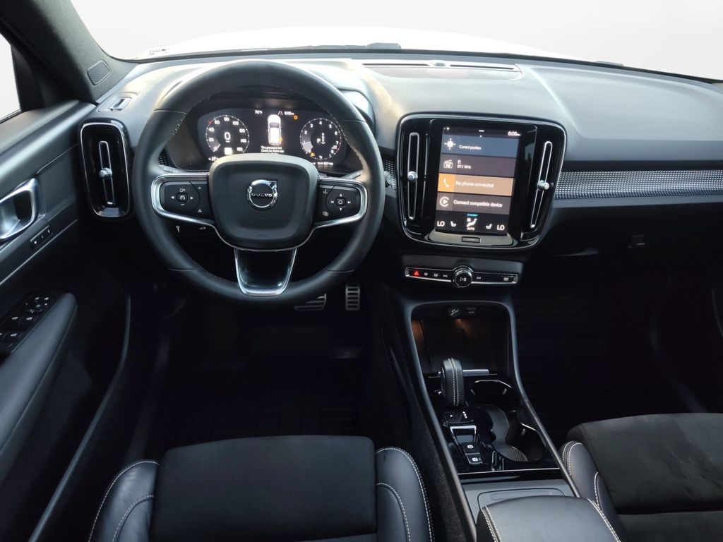 Used Car 2022 Volvo Xc40  R-design For Sale Under $30,000 In Austin, Texas