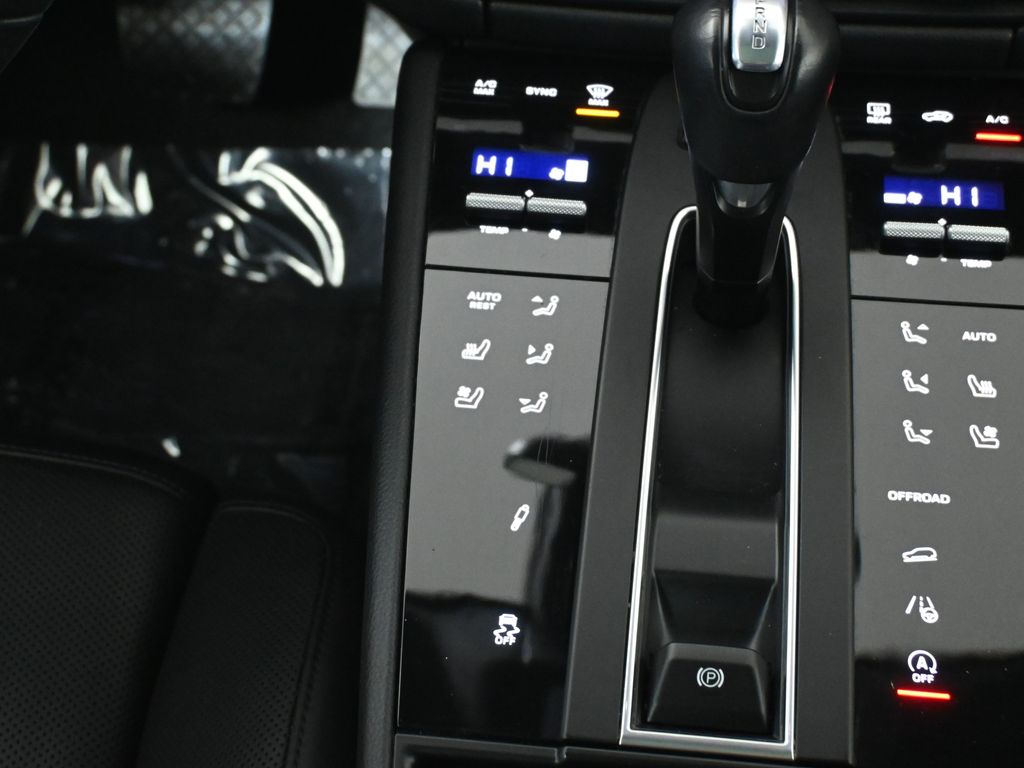 Thumbnail: 2023 Porsche Macan - 25