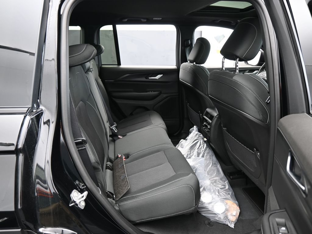 New 2026 Diamond Black Crystal Pearlcoat Jeep Laredo X image 35