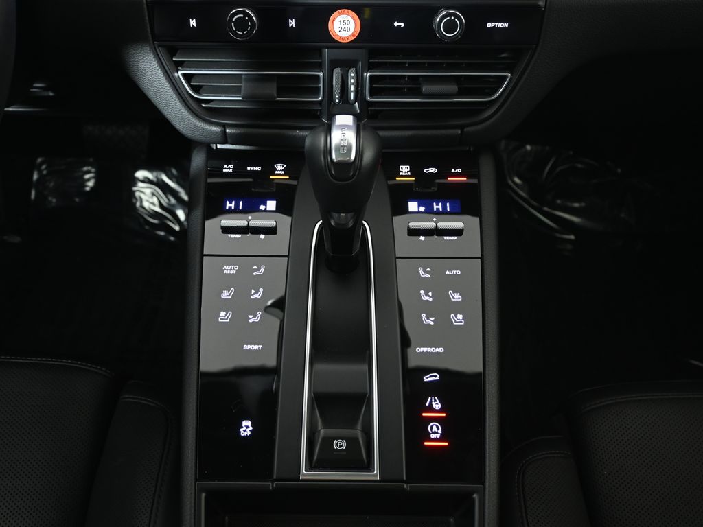 Thumbnail: 2025 Porsche Macan - 24