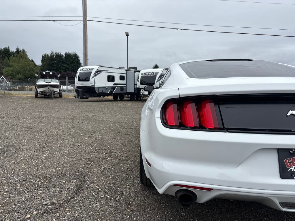 2017 Oxford White Ford Mustang V6 RWD Coupe