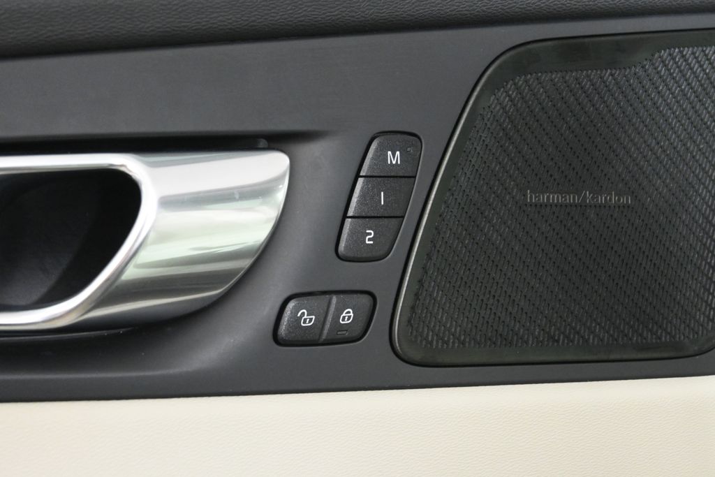 Thumbnail: 2023 Volvo XC60 - 30