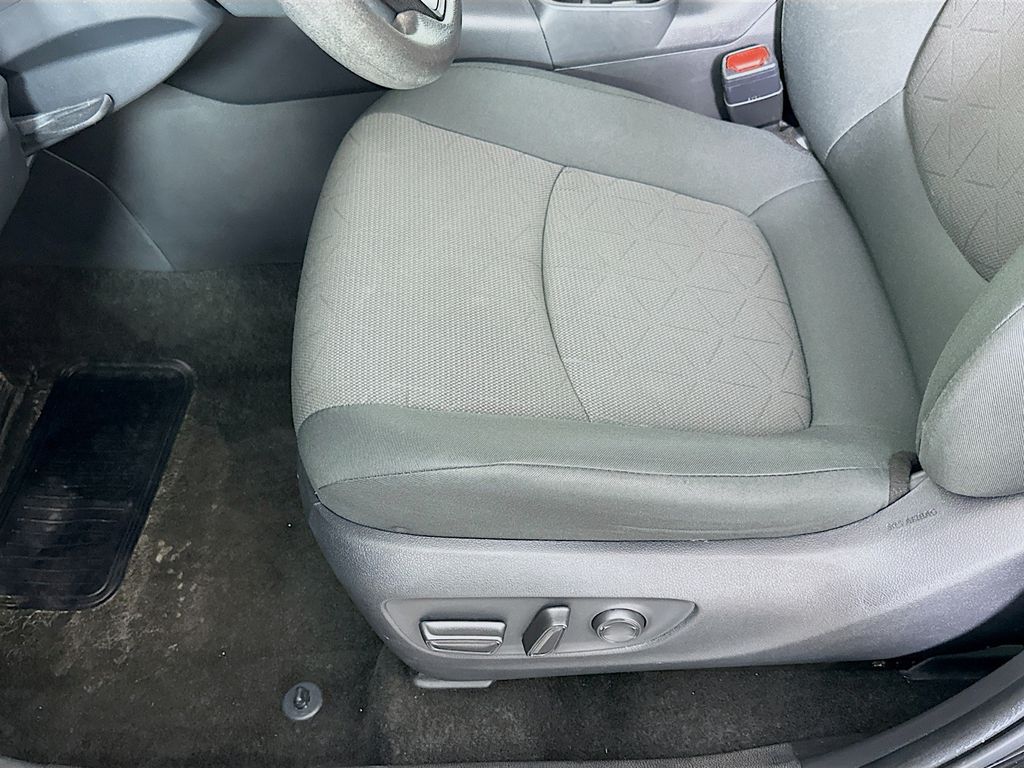 2023 Toyota RAV4 XLE 19