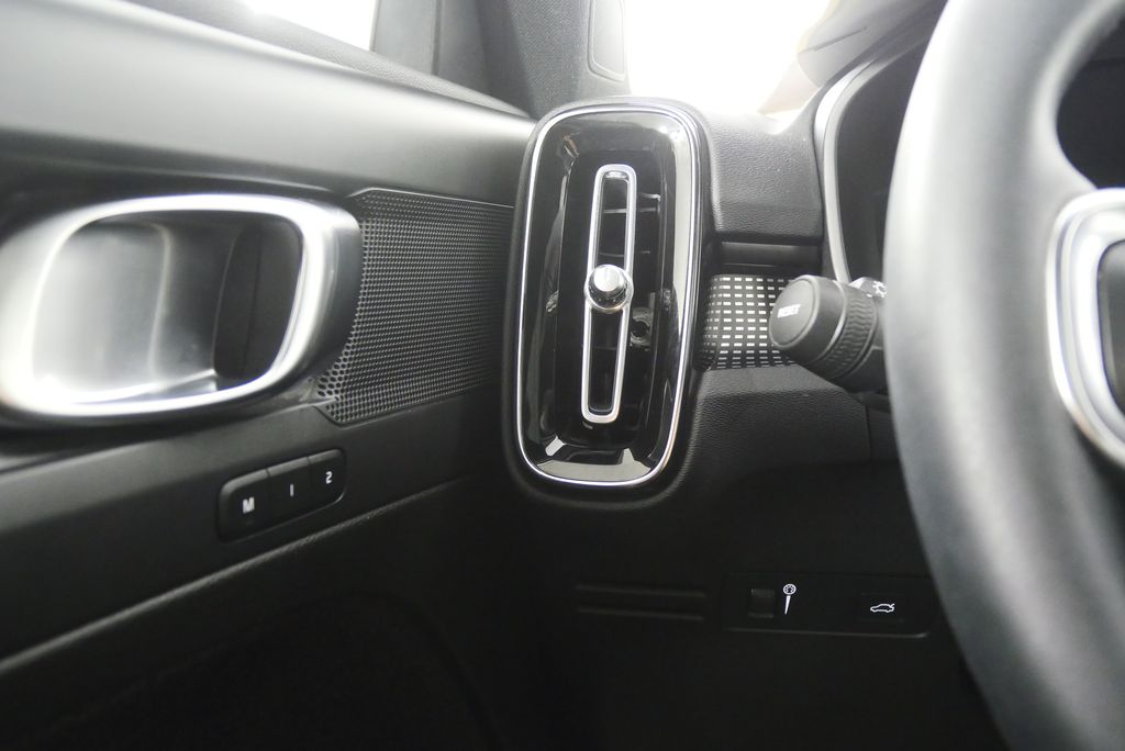Thumbnail: 2022 Volvo XC40 - 20