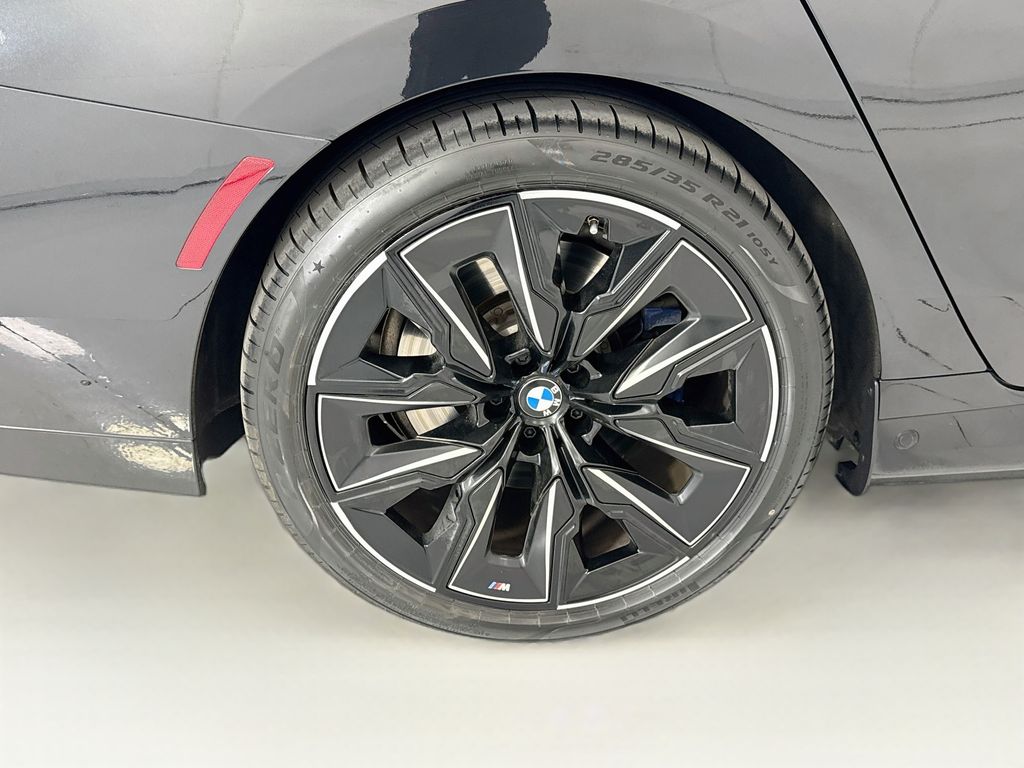Thumbnail: 2024 BMW i7 - 32