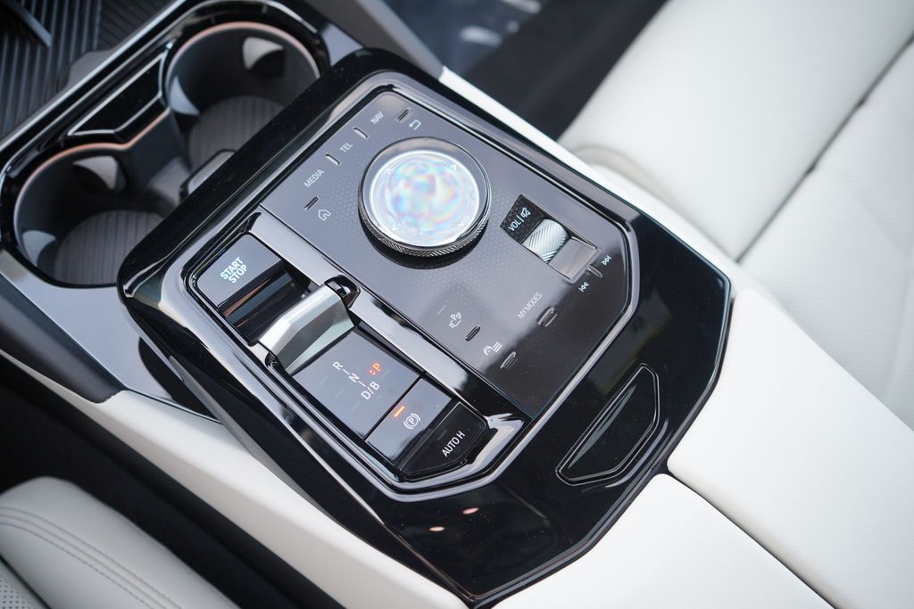 Thumbnail: 2026 BMW i5 - 18