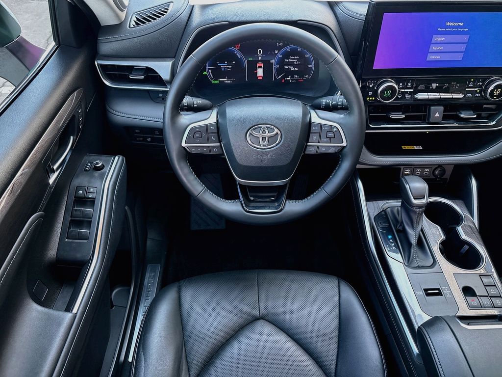 Thumbnail: 2023 Toyota Highlander - 10