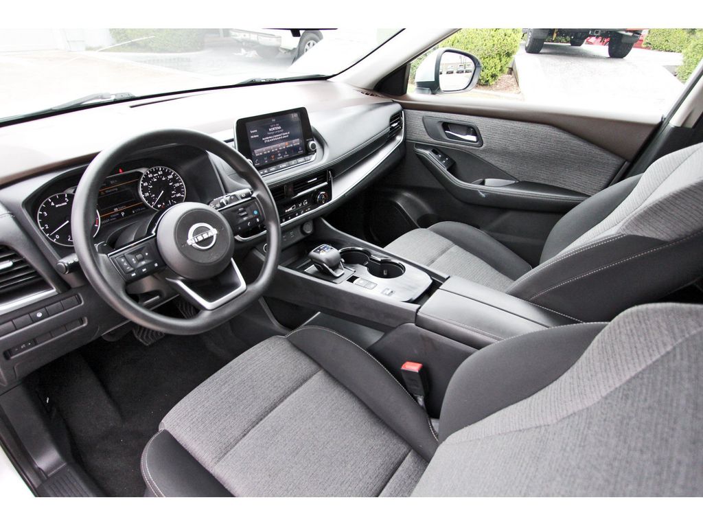 2022 Nissan Rogue SV - 11