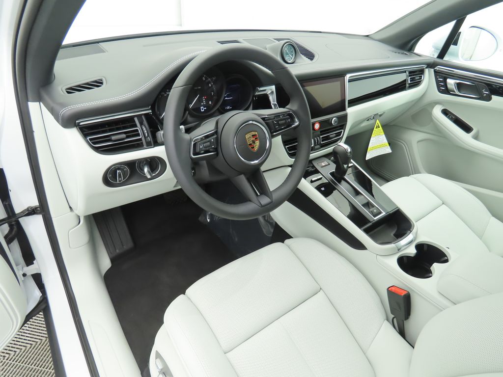 Thumbnail: 2025 Porsche Macan - 4