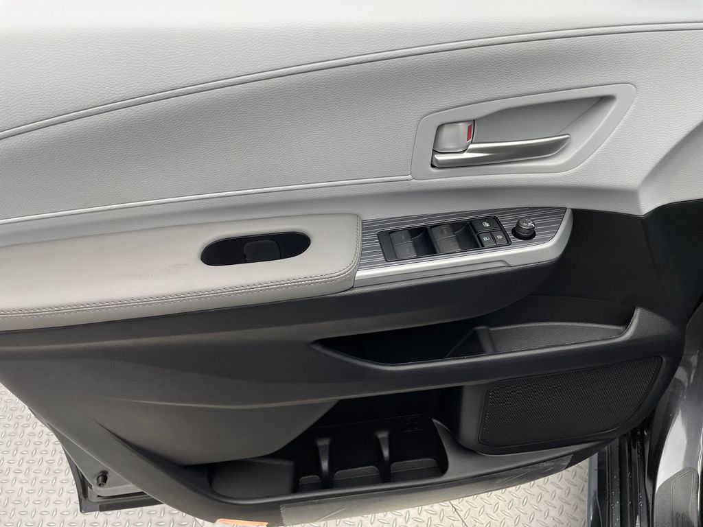 Thumbnail: 2025 Toyota Sienna - 9