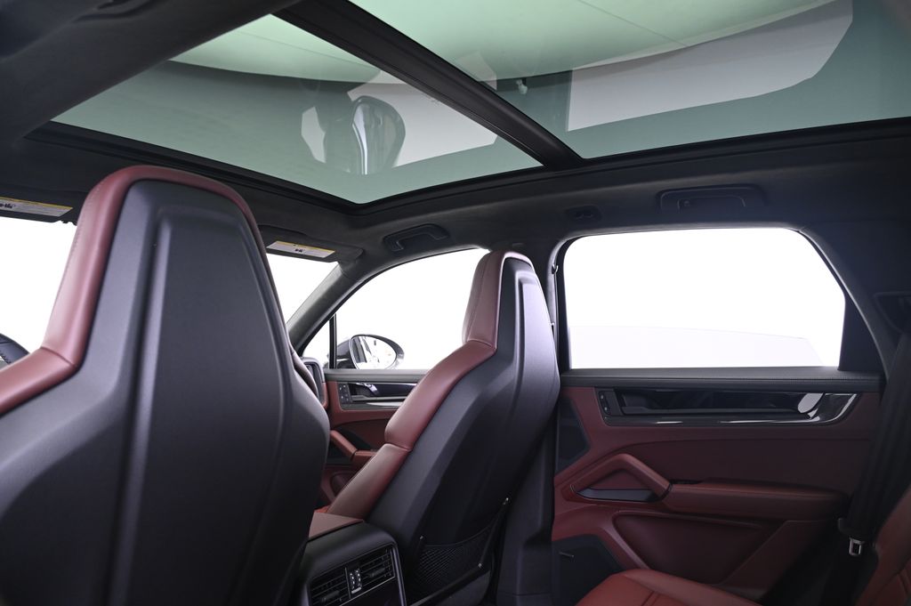 Thumbnail: 2026 Porsche Cayenne - 25