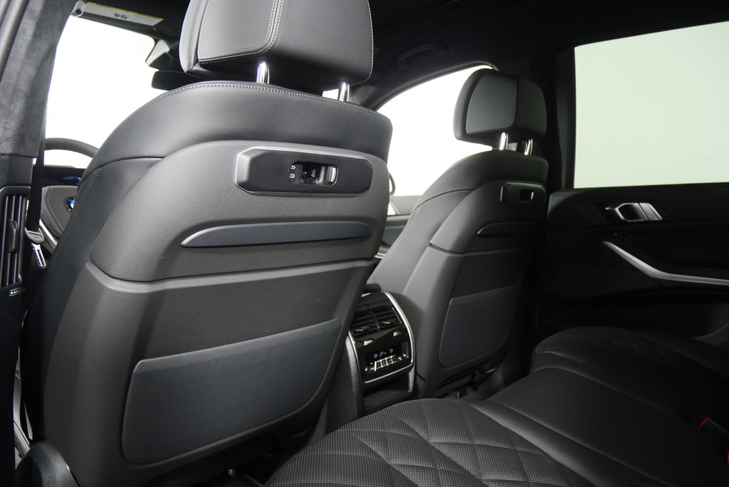 Thumbnail: 2026 BMW X7 - 17