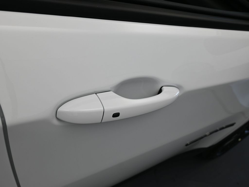 New 2026 Bright White Clearcoat Jeep Latitude image 37
