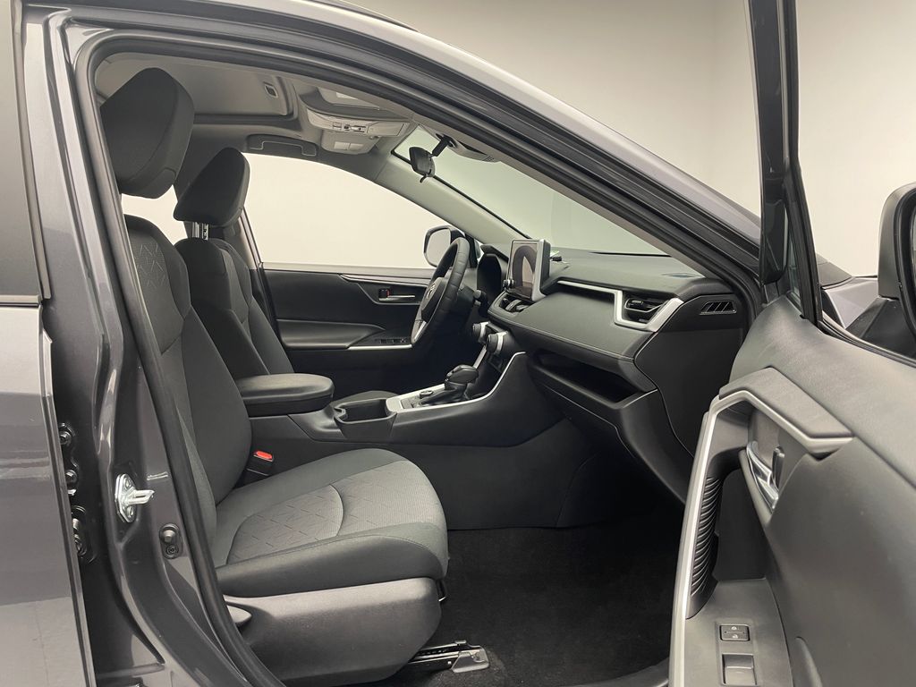 2024 Toyota RAV4 XLE 17