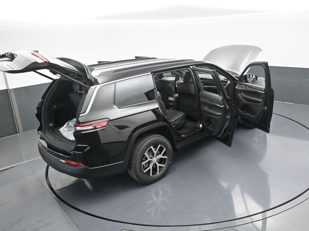 Used 2025 Diamond Black Crystal Pearlcoat Jeep Limited image 64