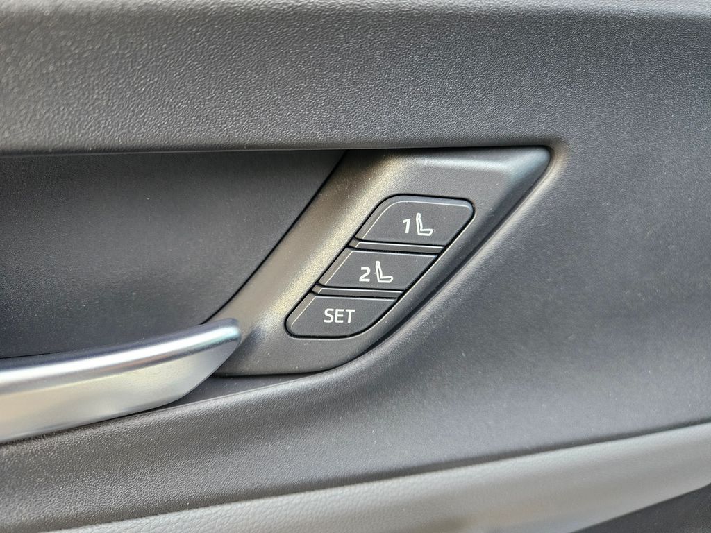 2025 Toyota Prius Limited 16