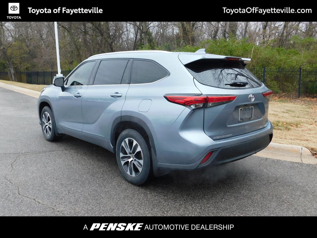 Thumbnail: 2021 Toyota Highlander - 10