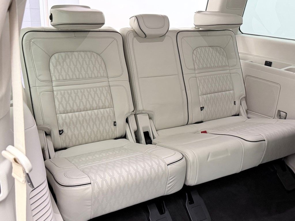 Thumbnail: 2021 Lincoln Navigator - 28