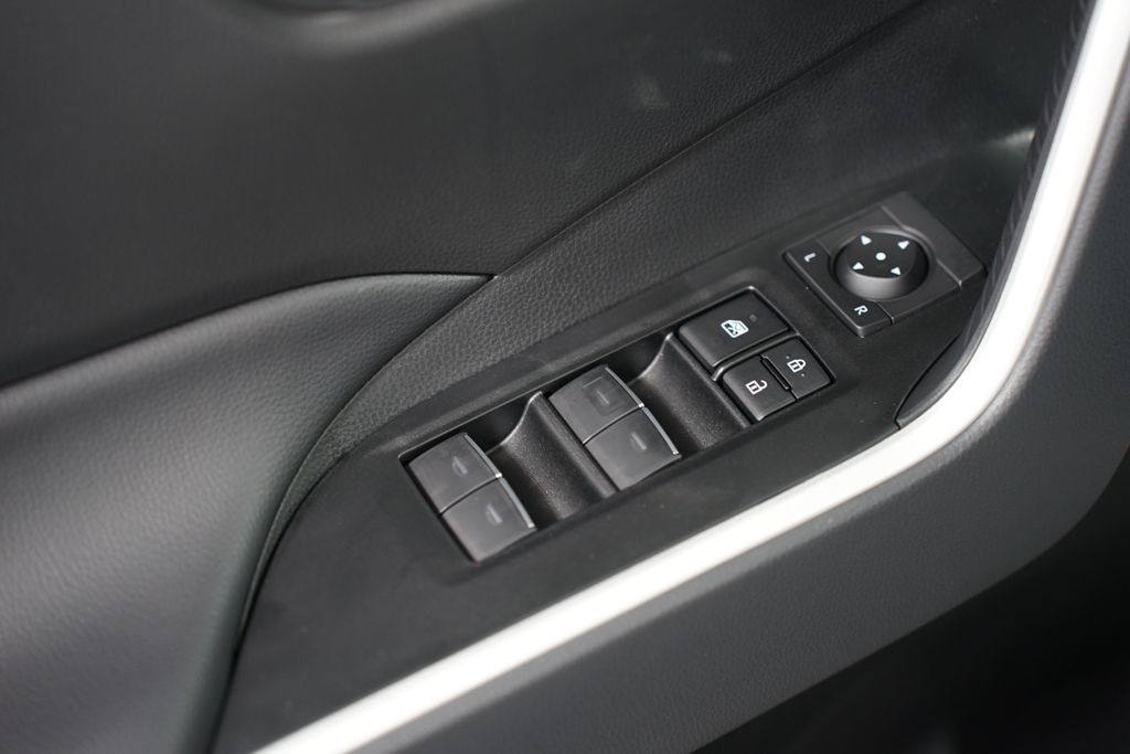 2025 Toyota RAV4 XLE 31