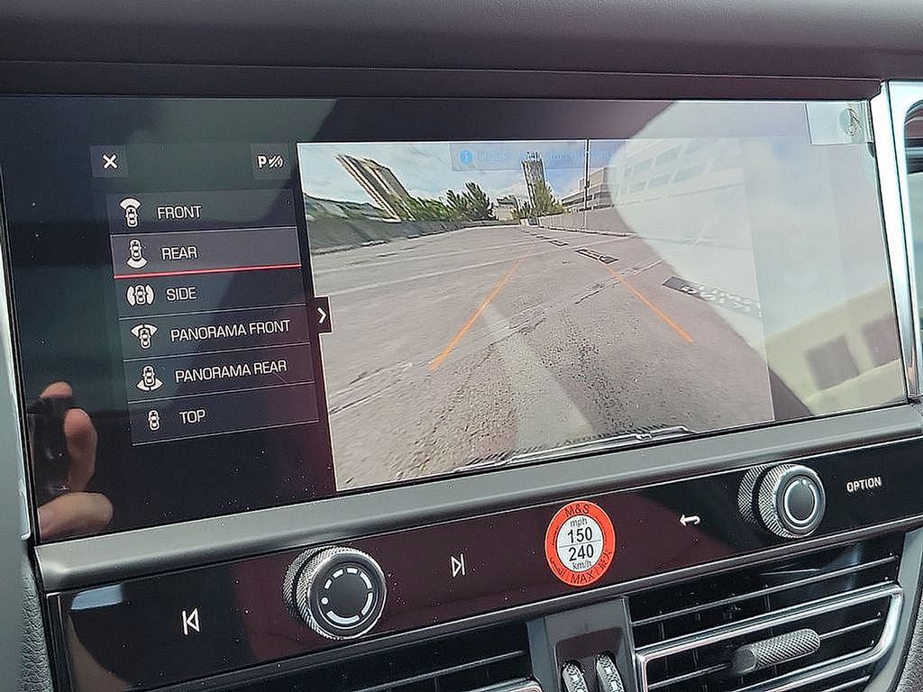2025 Porsche Macan  18