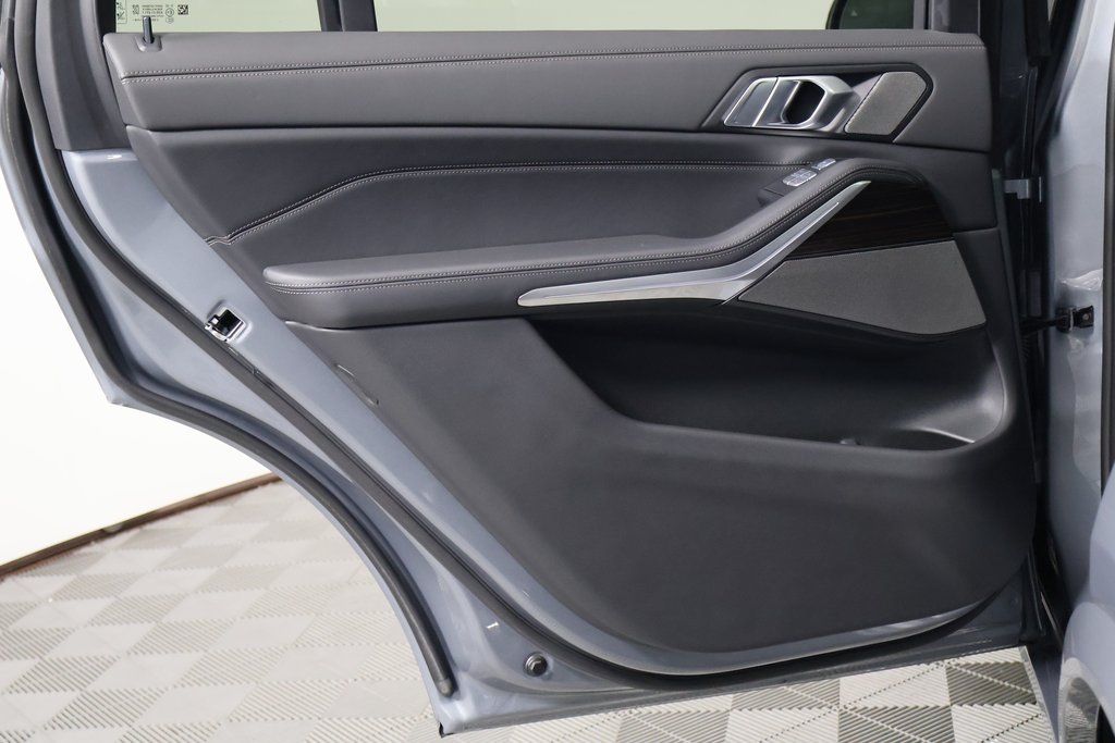 Thumbnail: 2025 BMW X7 - 14