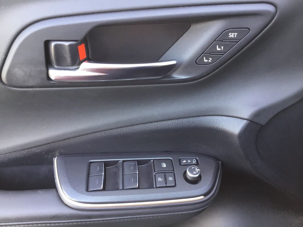 Thumbnail: 2023 Toyota Crown - 18