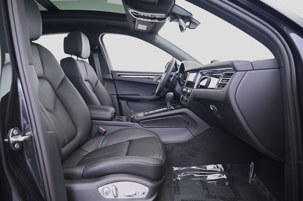 Thumbnail: 2025 Porsche Macan - 27