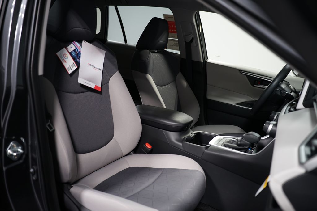 2025 Toyota RAV4 XLE 28