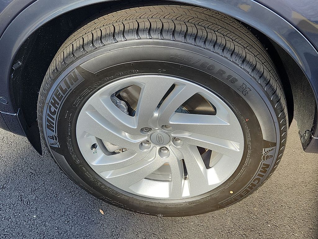 Thumbnail: 2025 Land Rover Discovery Sport - 8