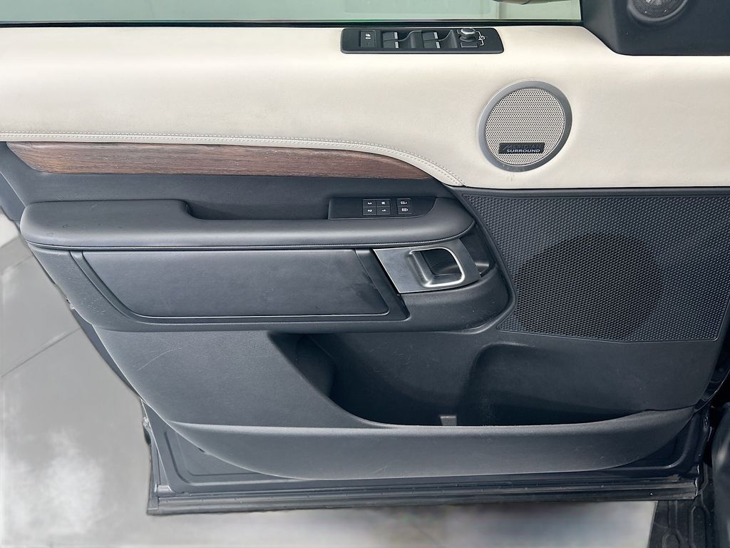 Thumbnail: 2022 Land Rover Discovery - 23