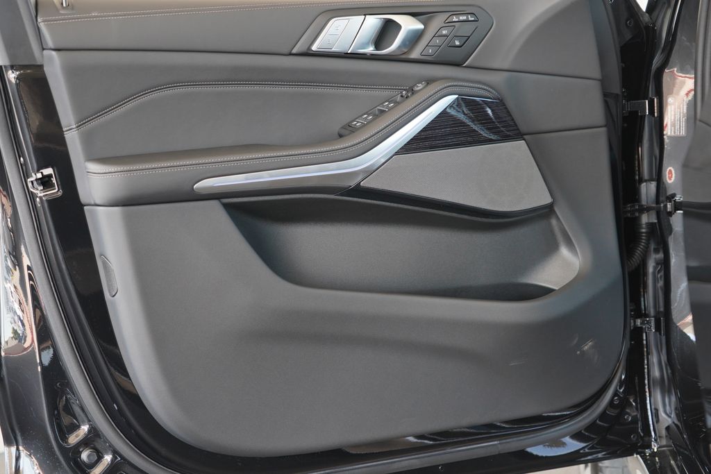 Thumbnail: 2027 BMW X7 - 9