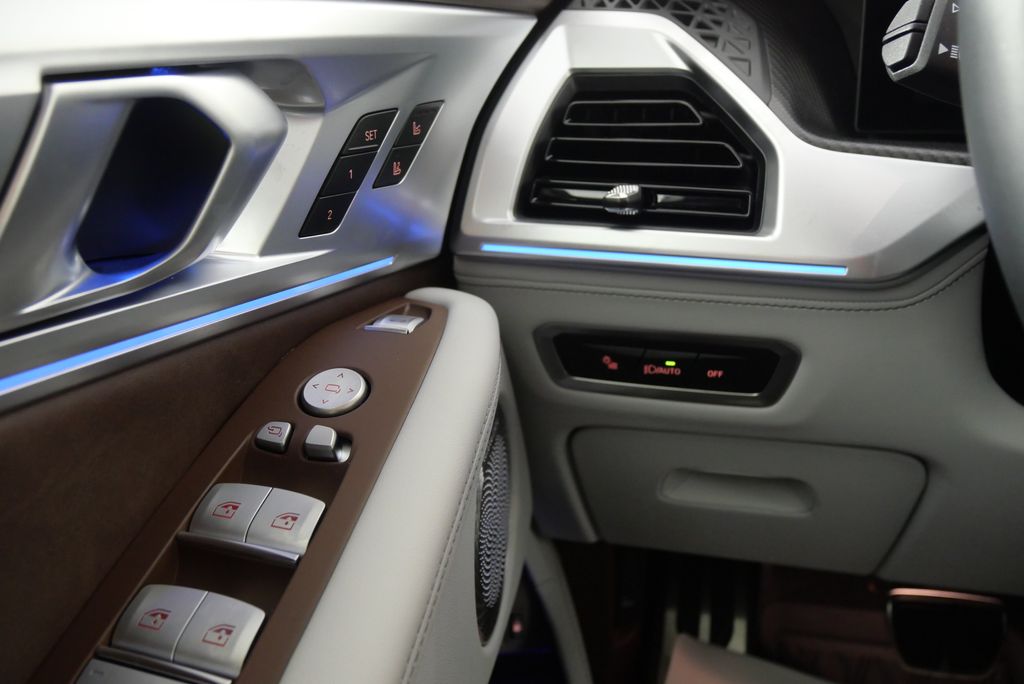 2025 BMW XM  24