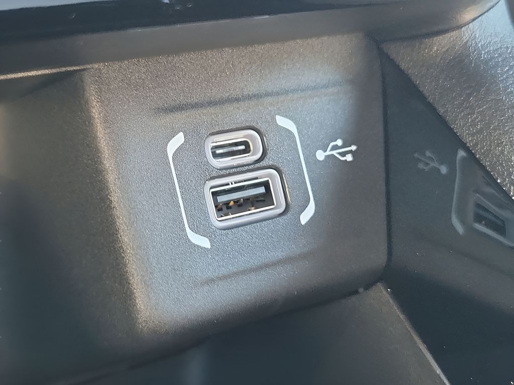 New 2026 Black Jeep Latitude image 31