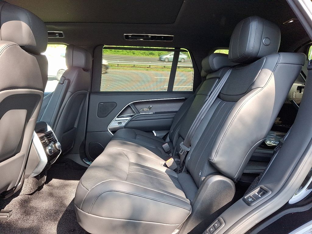 2025 Land Rover Range Rover SE 5