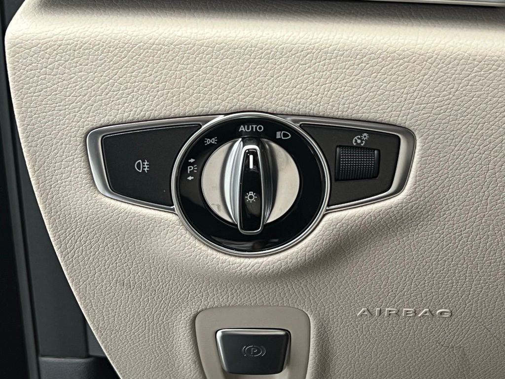 Thumbnail: 2022 Mercedes-Benz E-Class - 20