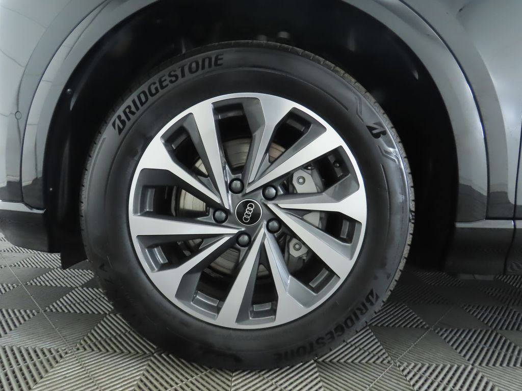 Thumbnail: 2025 Audi Q6 e-tron - 32