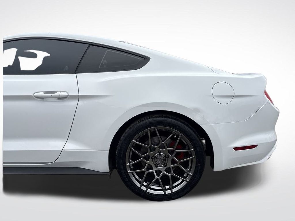 2017 Oxford White Ford Mustang V6 RWD Coupe