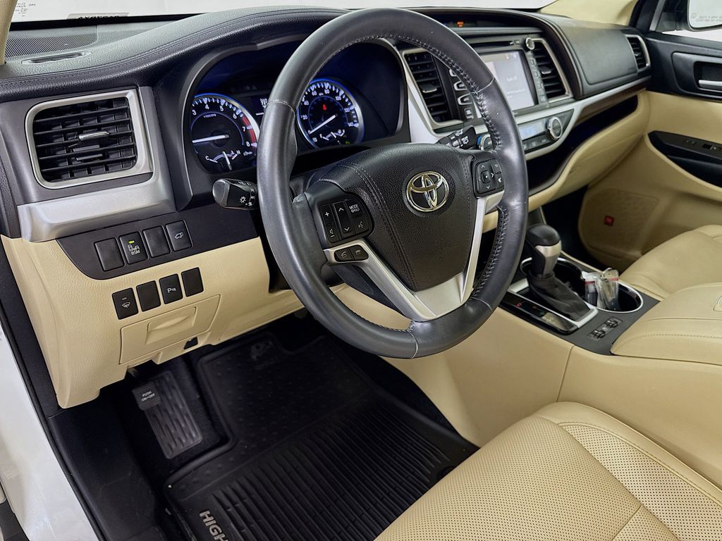 Thumbnail: 2015 Toyota Highlander - 9