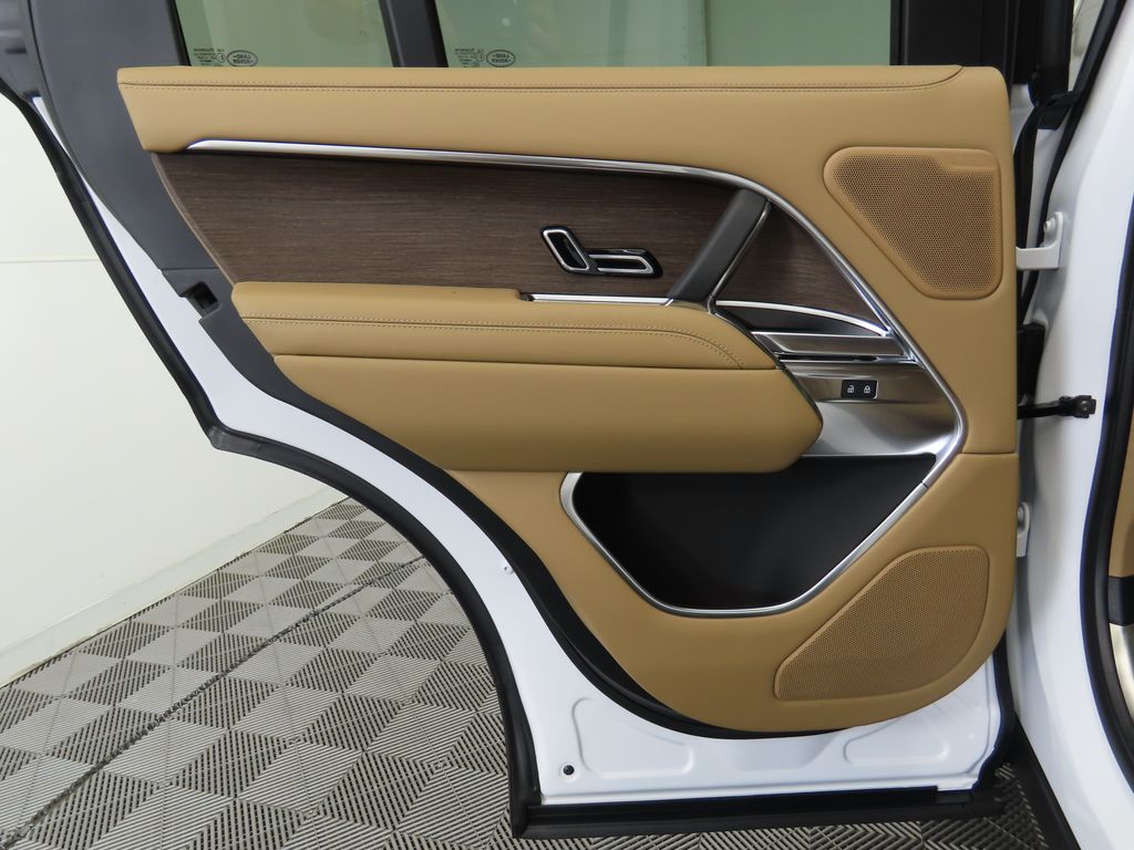 2025 Land Rover Range Rover SE 28