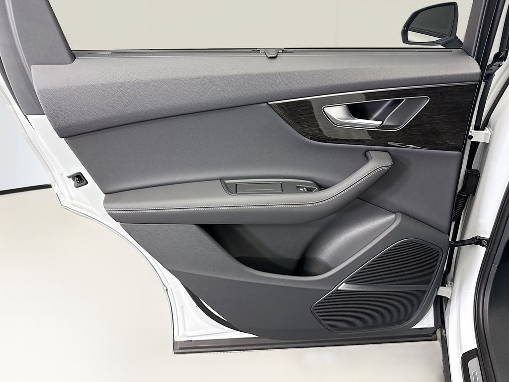 Thumbnail: 2026 Audi Q7 - 25