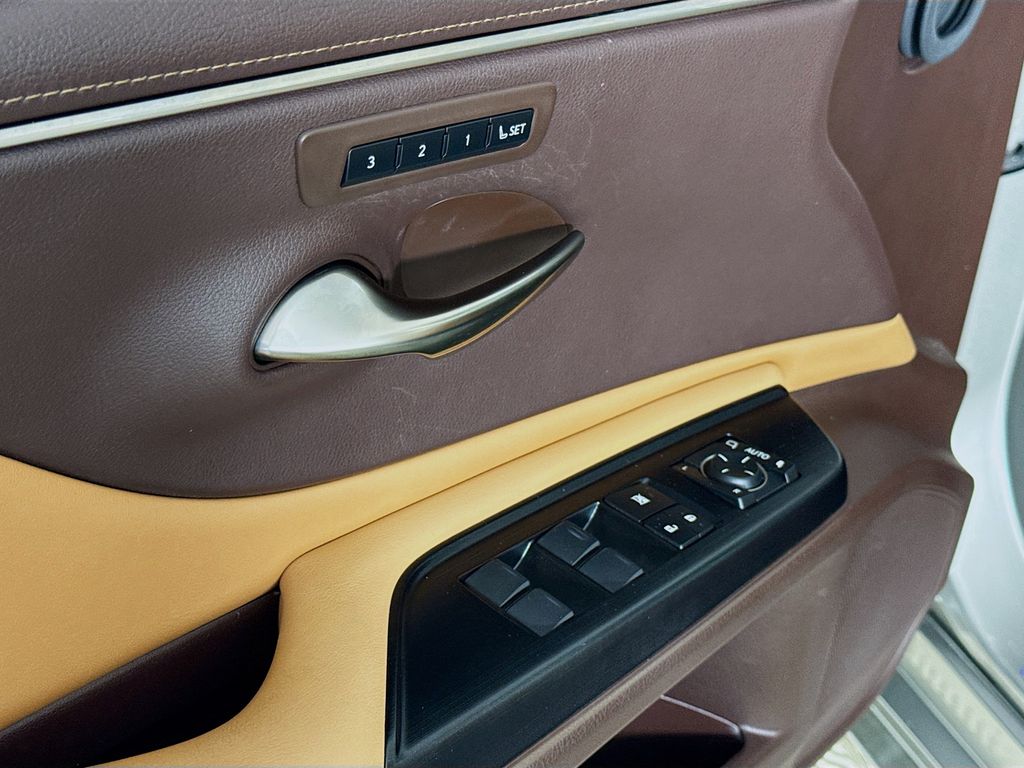 Thumbnail: 2020 Lexus ES - 18