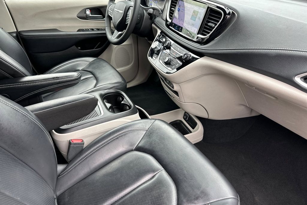 2023 Chrysler Pacifica Hybrid Touring L photo