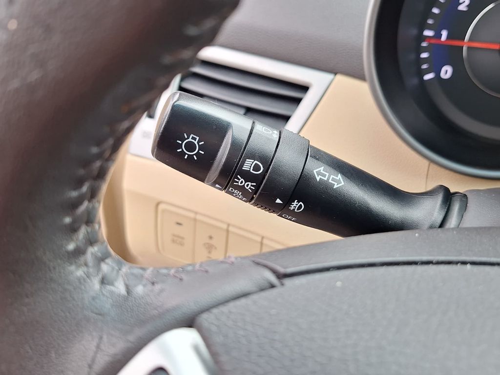 Thumbnail: 2013 Hyundai Elantra - 32