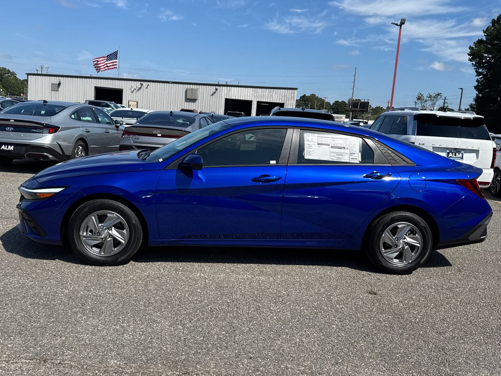 2025 Hyundai Elantra SE photo 2