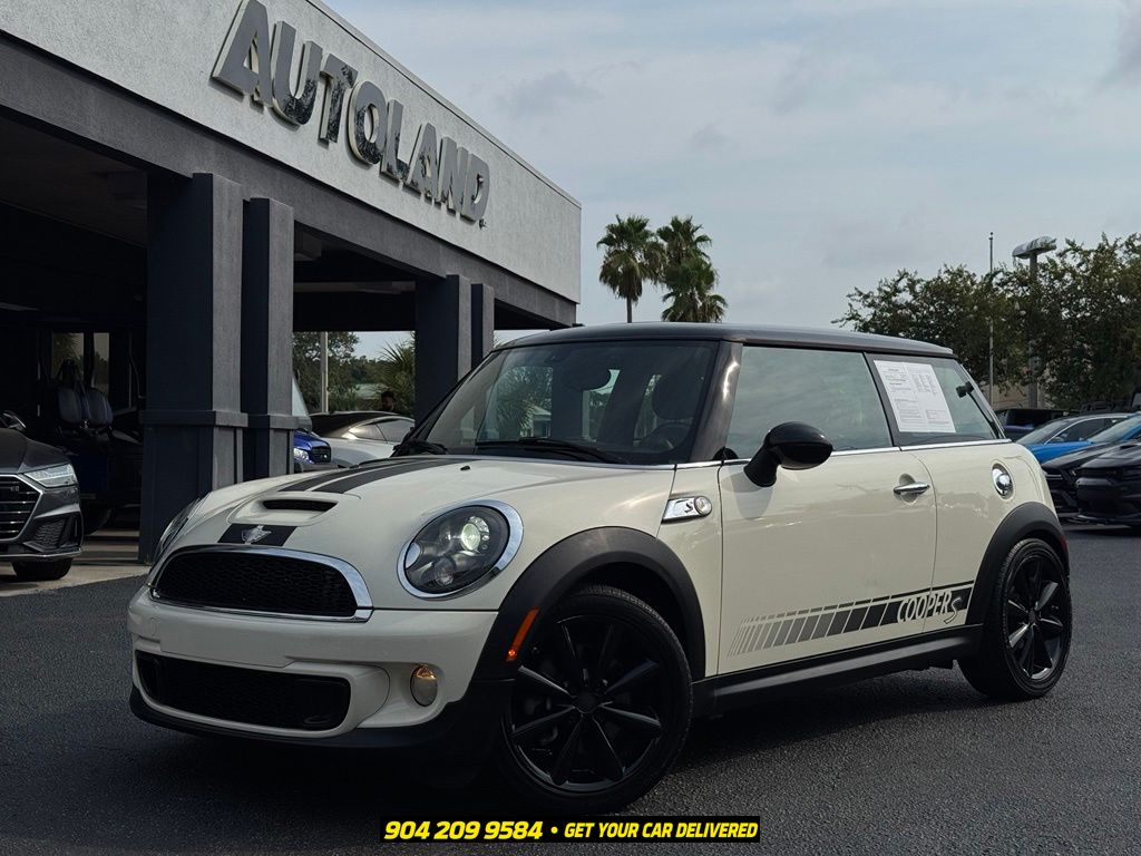 Pepper White 2013 MINI Cooper Hatchback Front-Wheel Drive 6-Speed Automatic